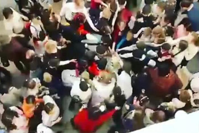 Битва детей за бесплатные конфеты в российском театре попала на видео