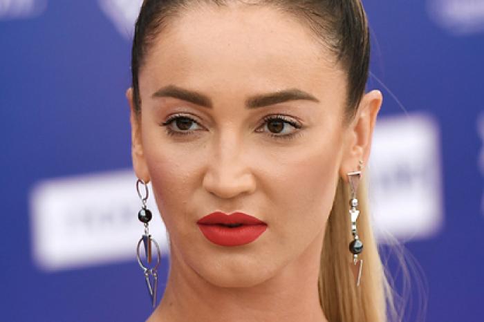 Бузова отвергла всех претендентов на ее сердце и прослезилась