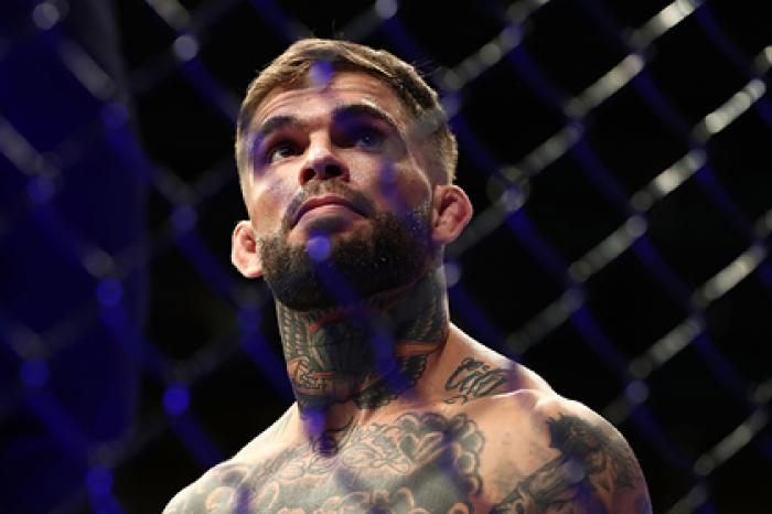 Бывший чемпион UFC описал стычку с российским бойцом по пути в туалет
