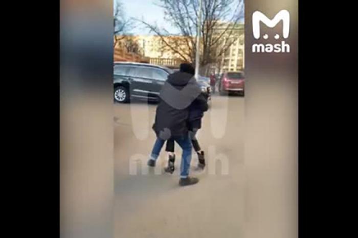 Хоккеист сборной России похитил детей у жены посреди улицы и попал на видео
