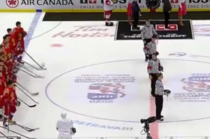 Канадского хоккеиста раскритиковали за неуважение гимна России