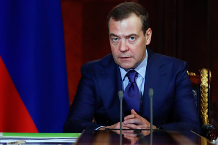 Медведев назвал компромиссом газовый контракт с Украиной