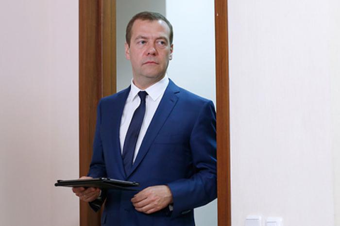 Медведев пообещал Ивлеевой не закрывать YouTube