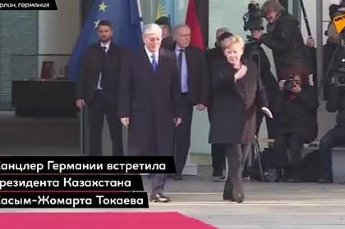 Меркель решила посидеть во время гимнов государств