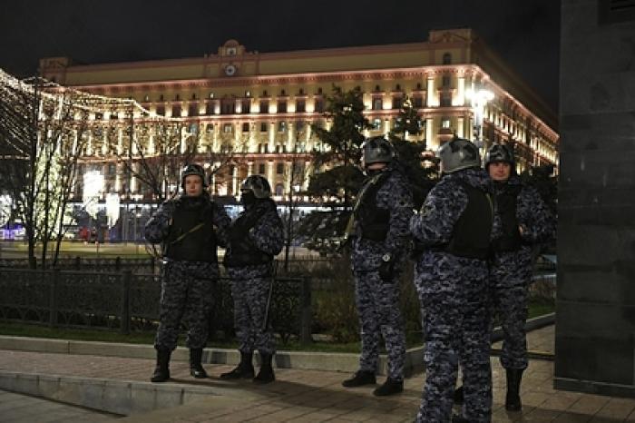 На месте стрельбы у здания ФСБ нашли бомбу