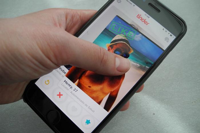 Назван самый привлекательный для мужчин цвет волос в Tinder