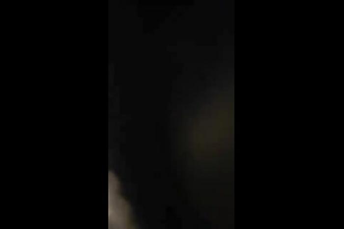 Пассажирка с Кораном в руке устроила хаос на борту самолета и попала на видео