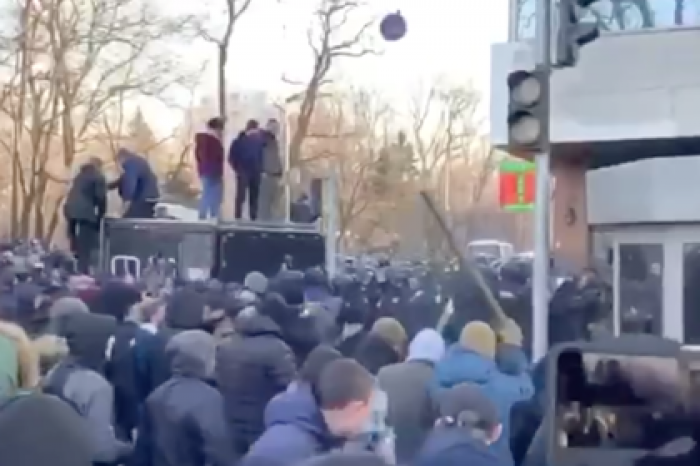 Появилось видео столкновений украинских протестующих с полицией