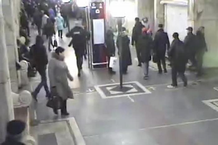 Появилось видео задержания женщины с ножом в московском метро