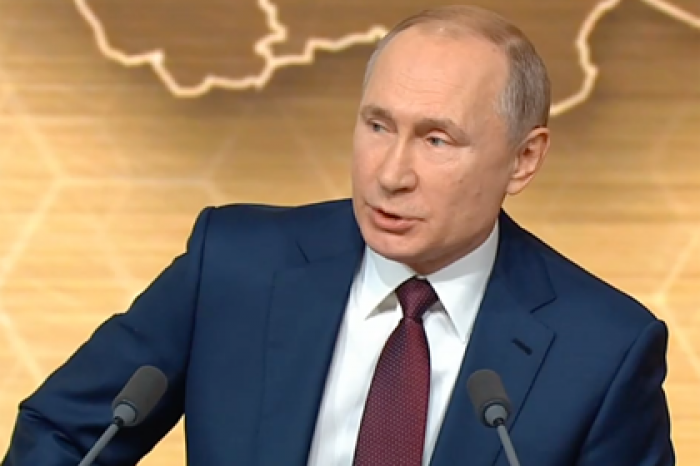 Путина попросили дать интервью по пути к машине