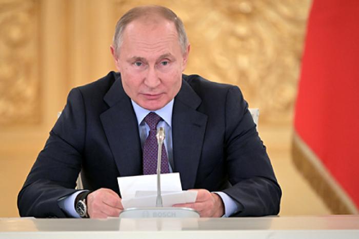 Путин оценил идею наказывать чиновников за оскорбления граждан