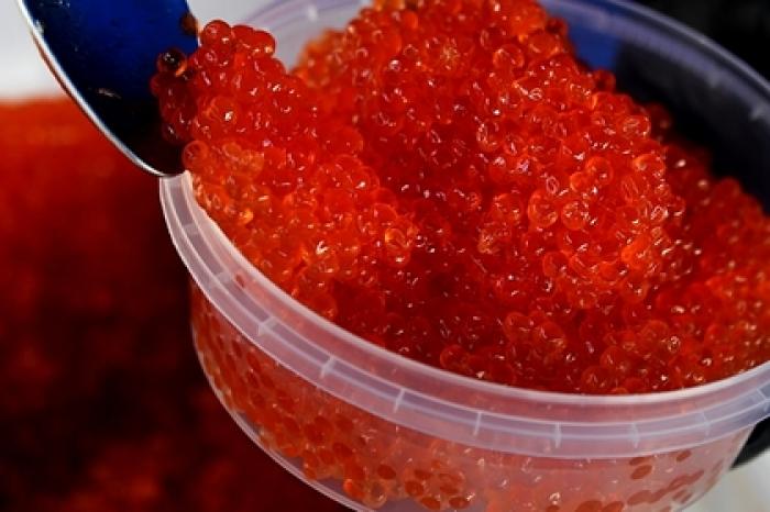 Россиянам рассказали о пользе и вреде красной икры
