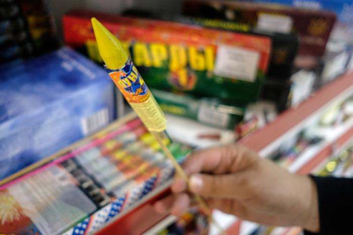 Россиянин с сигаретой в зубах поджег петарду и умер