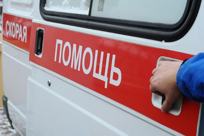 Россиянку заставили идти пешком в больницу после падения на нее остановки