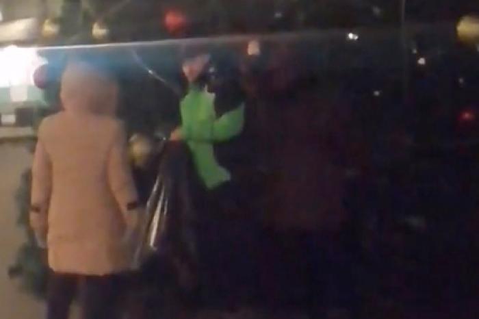 Российские пенсионеры обокрали елку и попали на видео