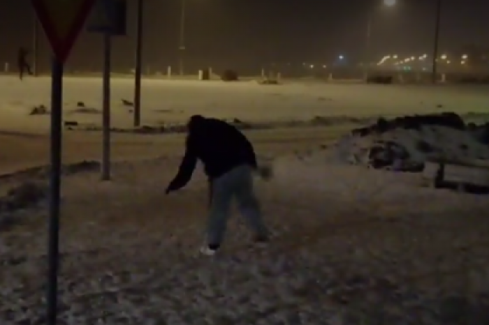 Сдувающий туриста с дороги ураганный ветер попал на видео