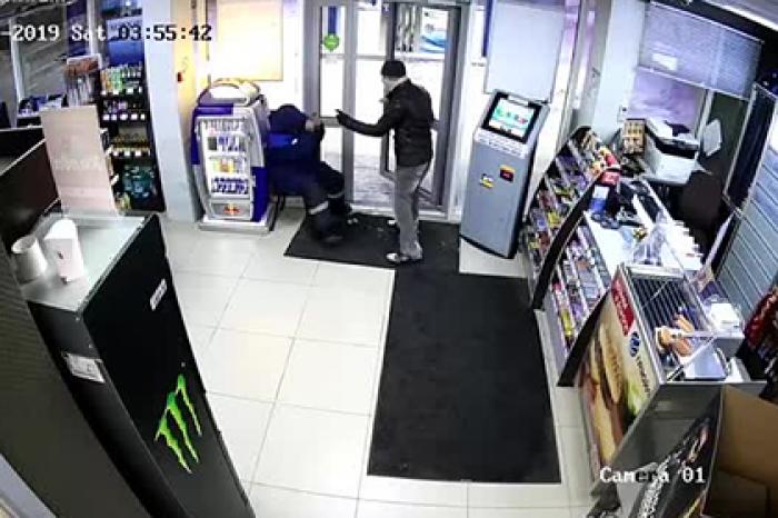 Схватка грабителя и работницы российской заправки со шваброй попала на видео