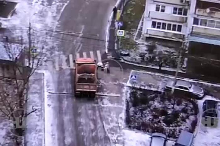 Смертельный наезд КамАЗа на детей на «зебре» в Подмосковье попал на видео