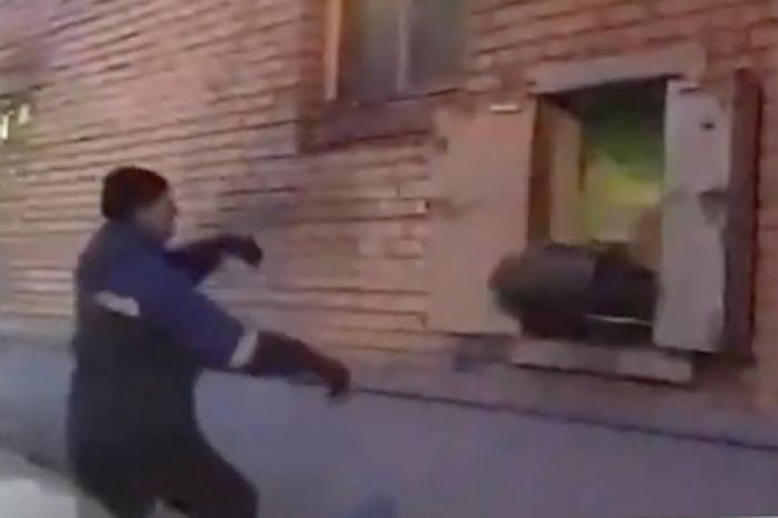 Сотрудник «Почты России» сыграл в волейбол посылками и попал на видео