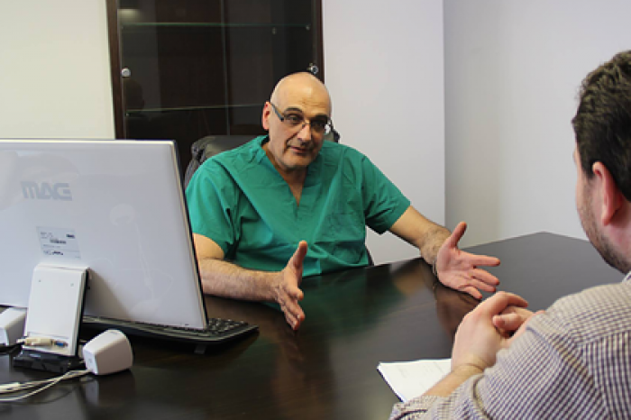 Соведущего Малышевой не пустили в Россию