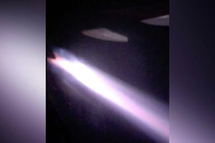 «Стреляющий» огнем во время посадки двигатель самолета попал на видео