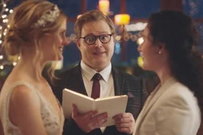 Телеканал призвали бойкотировать из-за поцелуя лесбиянок в эфире