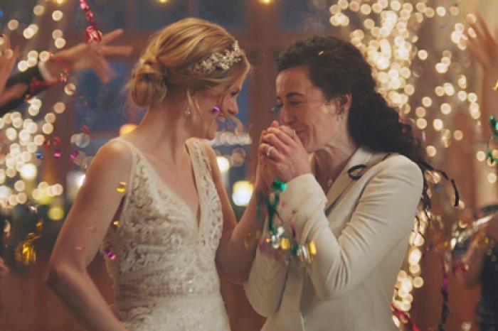 Телеканал убрал из эфира рекламу с целующимися девушками после шквала критики