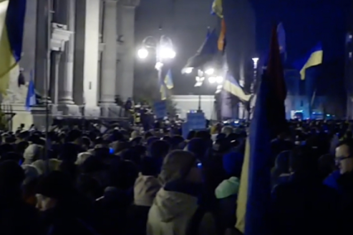Украинцы решили переночевать в палатках возле офиса Зеленского
