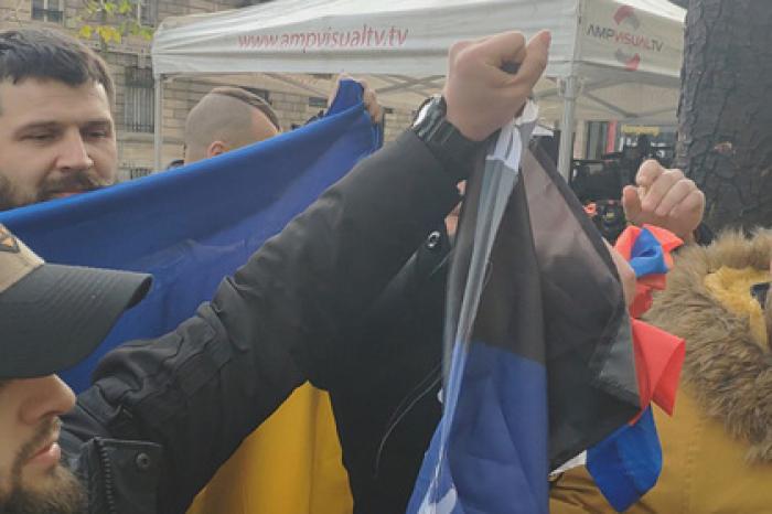 Украинцы в Париже разорвали флаг России