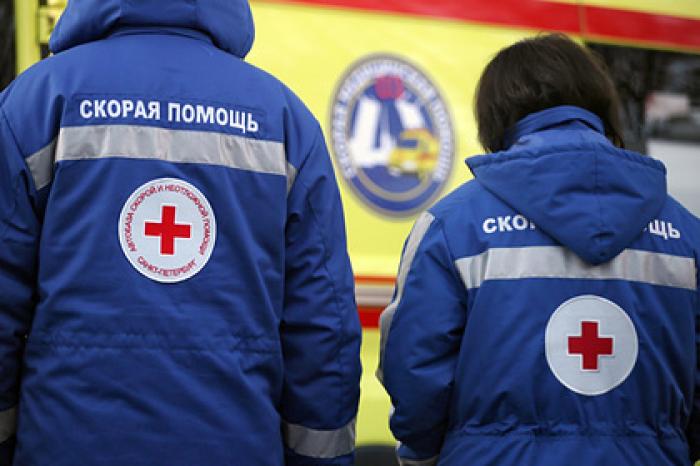Упавшая на капот автомобиля с 14-го этажа голая российская девочка выжила