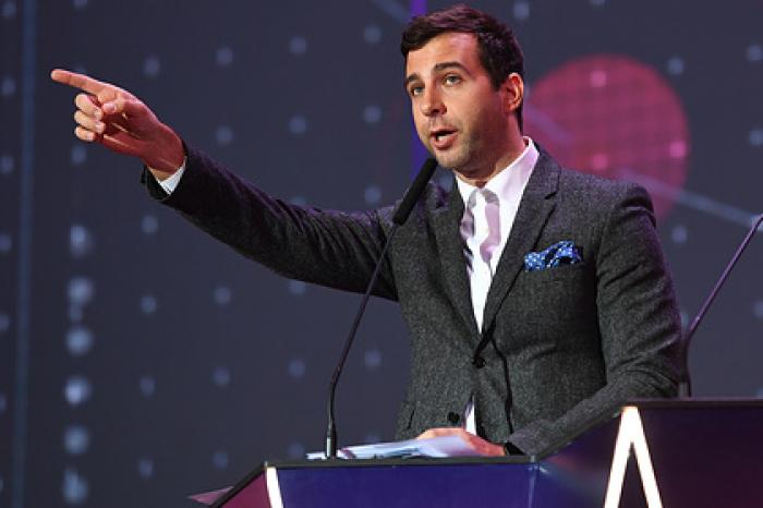 Ургант нашел связь между водкой и успехом «Уральских пельменей»