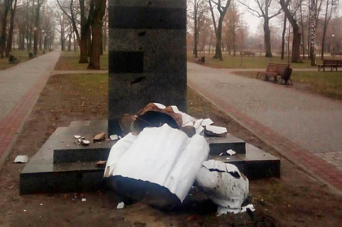 Вандалы на Украине разрушили памятник Максиму Горькому