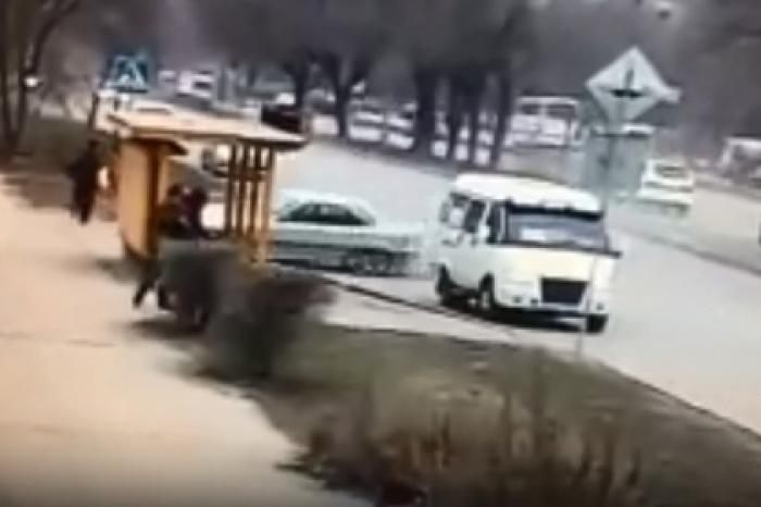 Водитель BMW протаранил остановку с людьми в российском городе и попал на видео