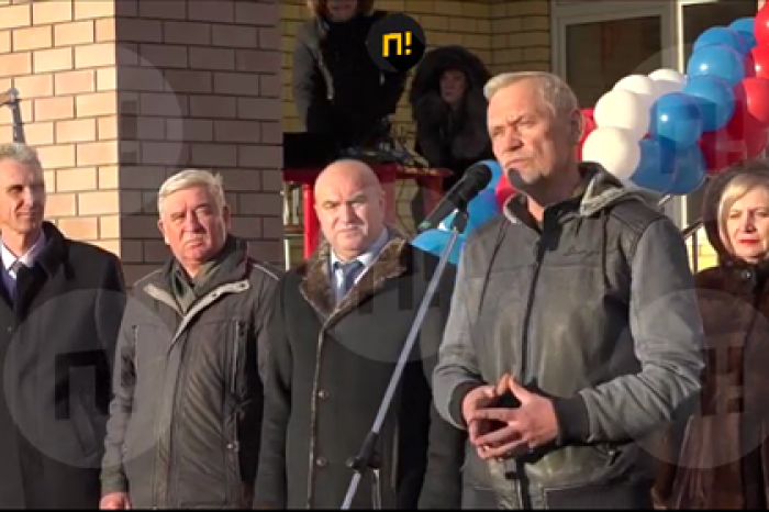 В России депутат подарил чиновнику баночку вазелина на открытии школы
