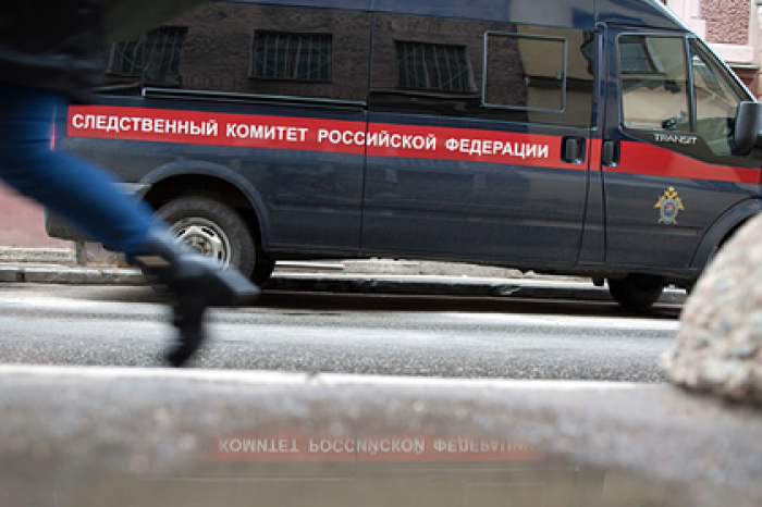 В России младенец больше суток провел взаперти с мертвыми родителями
