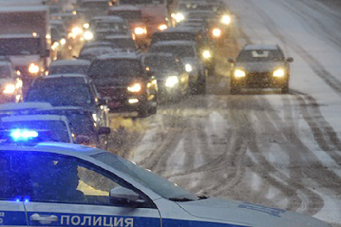 Выброшенную россиянкой на дорогу поперхнувшуюся девочку нашли мертвой