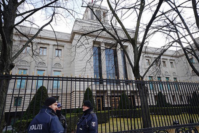 Высланного из Берлина российского дипломата назвали шпионом ГРУ
