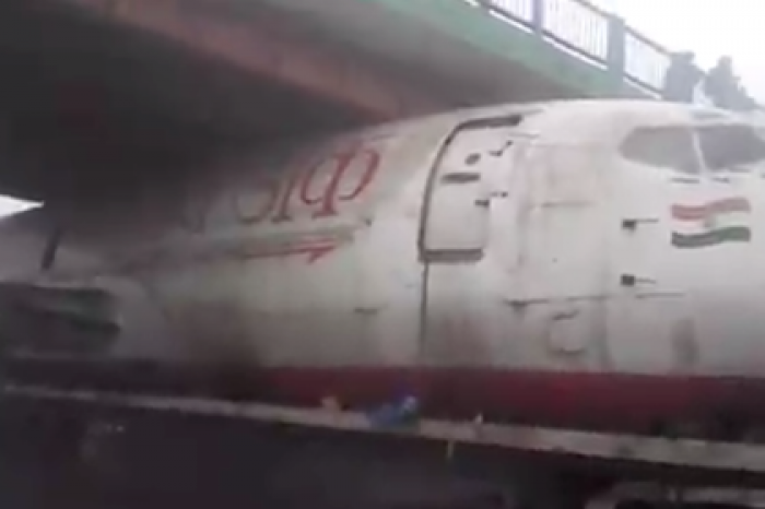 Застрявший под мостом самолет без крыльев сняли на видео