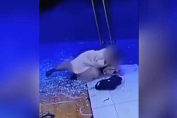 Женщина поспешила при входе в офис и случайно пробила стекло толщиной в палец