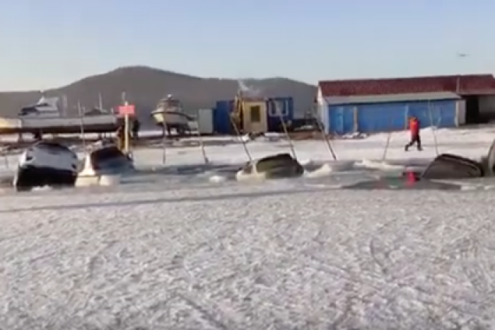 Более 30 автомобилей провалились под лед в российском городе
