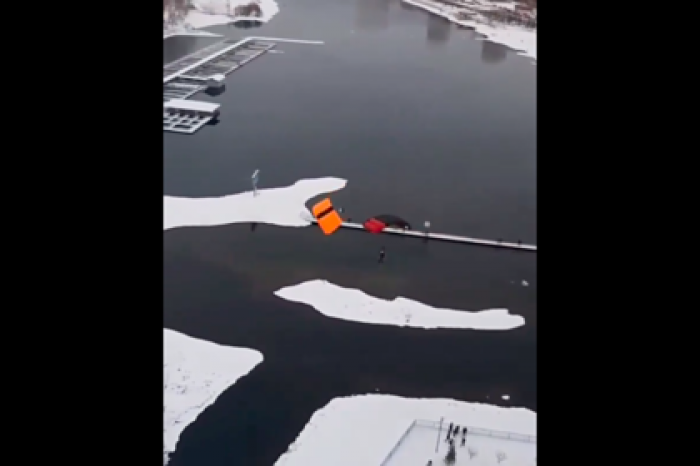 Двое россиян прыгнули с парашютом с 24 этажа и попали на видео