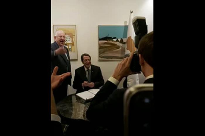 Макрон раскрыл в себе талант фотографа и попал на видео