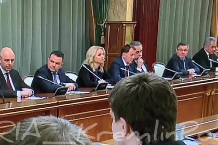 Появилось видео реакции российских министров на слова об их отставке