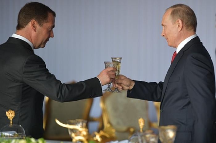 Путин и Медведев поздравили россиян с Рождеством