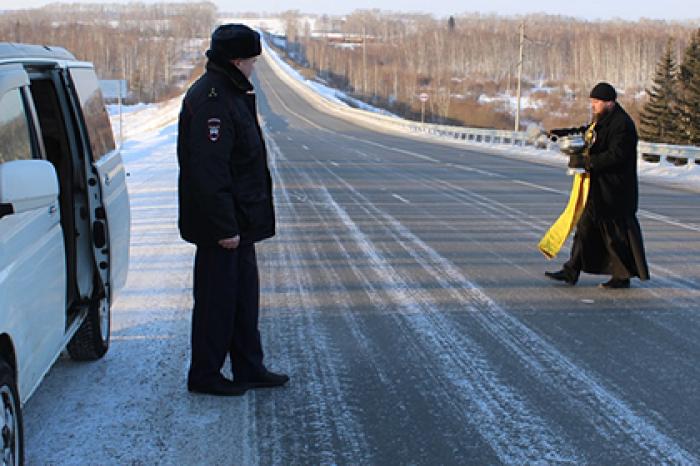 Российских автомобилистов защитили от аварий святой водой и молитвами