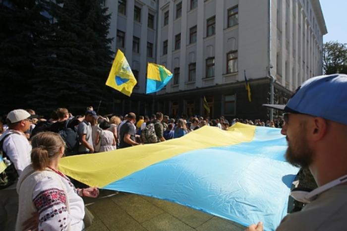 У здания администрации Зеленского залили бесплатный каток