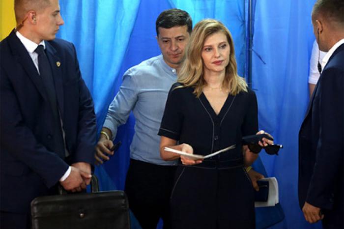 Зеленский уволил жену Порошенко и заменил своей