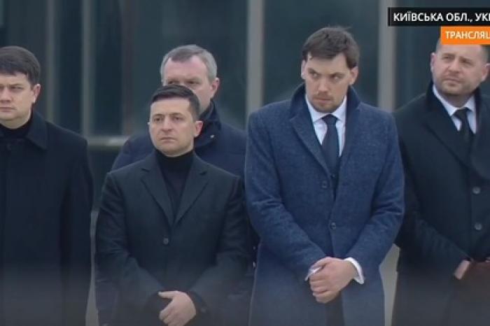 Зеленский встретил самолет с телами погибших в авиакатастрофе над Ираном