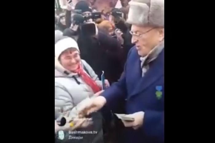 Жириновский раздал деньги на Красной площади со словами «крепостные, холопы»