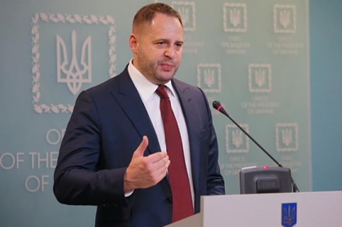 Главу офиса Зеленского назвали российским шпионом и потребовали уволить
